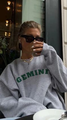 GEMINI Zodiac Sweatshirt, Astrology Sweater, Women Tops, Birthday Gifts Tees, Trendy Sweater, Pinterest Hoodie - Etsy Trendy Sweater, Estilo Indie, Trendy Sweaters, Sweatshirt Outfit, 인물 사진, Sweater Women, 로고 디자인