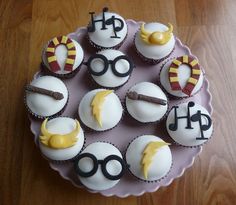 cupcakes decorated to look like harry potter