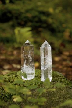 Clear quartz provides power, clears energy, and offers clarity. Use it when you want to rid your home of stagnant negative energy. Power Stone, Crystal Magic, Crystal Stones, Minerals And Gemstones, Rocks And Gems, Clear Crystals, Crystal Grid, Energy Crystals