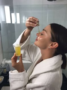 Pregnancy Skincare, Gua Sha, Miranda Kerr, Facial Oil, Face Oil, White Outfits, Beauty Secrets