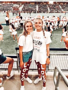 School Spirit Outfit, Football Face Paint, Football Makeup, Football Season Outfits, Football Game Outfit Highschool, College Gameday Outfits, High School Football Games, Spirit Week Outfits