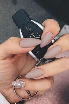 FALL NAIL INSPO & TRENDS FOR AUTUMN 2021 Ongles Beiges, Nagellack Trends, Long Lasting Nail Polish, Matte Nails Design, Classy Acrylic Nails, Super Nails, Diy Nail Designs, Nail Designs Glitter