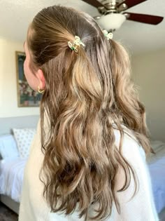 Curled Hair With Clips On Side, Hairstyle For Down Hair, Fall Hairstyles For Wavy Hair, Hair Ideas Half Up, Hair Half Up Half Down Pigtails, Short Hairstyles Pigtails, Half Up Half Down Hair Clips, Two Small Ponytails On Top Of Head With Hair Down, Pigtails Hairstyles Half Up Half Down