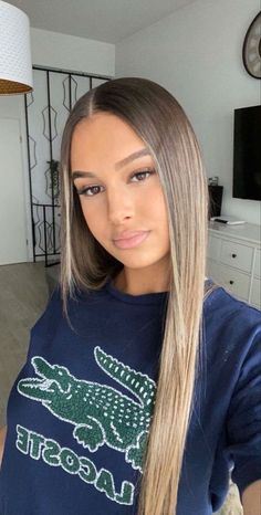 Balayage Straight Hair, Perfect Blonde Hair, Rambut Brunette, Black Hair Balayage, Brown Hair Looks, Brown Hair Inspo, Brunette Hair With Highlights, Dyed Blonde Hair, Brown Hair Balayage