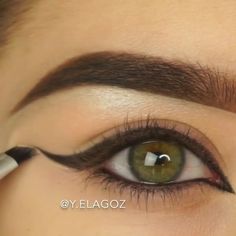 37.6k Likes, 271 Comments - Makeup (@bebeautymood) on Instagram: “LIKE?♥️ Follow Me: @bebeautymood Tag a friend & Comment!🗣 📩DM | Email: igbebeautymood@gmail.com for…” Bengali Makeup, Ethnic Makeup, Daily Eye Makeup, Natural Eyeshadow Palette, Kajal Eyeliner, White Eyeliner, Ethereal Makeup, Colors For Skin Tone, How To Apply Eyeliner