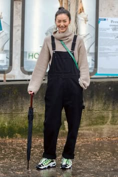 Outfits With Overalls, Overalls Outfit Winter, Black Overalls Outfit, Casual Outfits Men, Denim Overalls Outfit, Dungarees Outfits, Overalls Winter, Dungaree Outfit