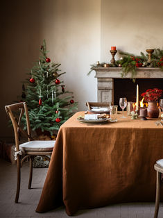 Cinnamon linen square tablecloth for Christmass Christmas Feast Table, Christmas Tablecloth Ideas, Classic Table Setting, Tablecloth Ideas, Round Christmas Tablecloth, Cinnamon Christmas, Round Dinner Table, Holiday Shoot, Christmas Table Linen