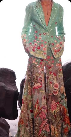 Indian Outfit 2023, Modern Etnic Outfit, Indian Wear Trends 2023, Traditional Western Outfit, Western Dress Indian Style, Trendy Western Dresses For Women, Desi Modern Outfits, Rakhi Outfit Ideas 2023, Western Outfits Women For Wedding