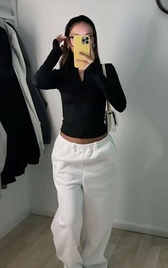 Movies Theater Outfit, Dark Grey Top Outfit, Movie Theater Outfit Comfy, Chill Work Outfit, Cool Sweatpants, Sweatpants Outfit Ideas, Mode Ulzzang, Sweatpants Outfits, Cozy Sweatpants