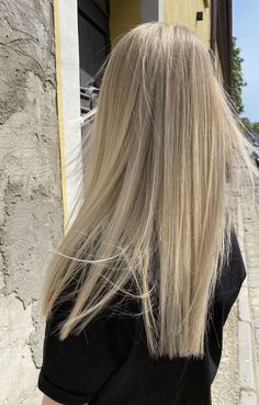 Highlights Brown Hair Blended, Blond Dyed Hair, Light Dirty Blonde Hair, Straight Blonde Highlights, Hair Dyed Blonde, Blonde Hair Dyed, Scandinavian Hairline, Straight Long Blonde Hair, Summer Blonde Balayage