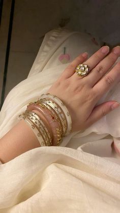 Rajputi Bangles Design, Chudiya Indian Bangles, Indian Jewellery Aesthetic, Bangle Aesthetic, Desi Bangles, Bangles Aesthetic, Henna Crown, Crown Tattoos For Women, Fancy Bangles