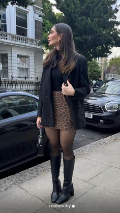 MEIA-CALÇA + ANIMAL PRINT - LOOK EUROPEU | Combinação que é TENDÊNCIA nesse Inverno! #moda #leopardprintnails #fashion #europe Fashion Europe, Casual Chic Outfits, Classy Winter Outfits, Animal Print Outfits, Fashion Tights, Outfit Winter, Casual Chic Outfit, Outfits Casuales, Dress Codes