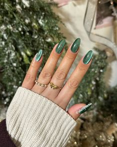 Green glass 🎄 . Green Christmas nails Pine Green Nails Christmas, Green Cateye Nails Christmas, Square Christmas Nails Green, Xmas Nails Simple Green, Holiday Nails Green Chrome, Green Chrome Christmas Nail Designs, Emerald Nails Christmas, Christmas Nails Inspiration Green, Chrome Green Nails Christmas