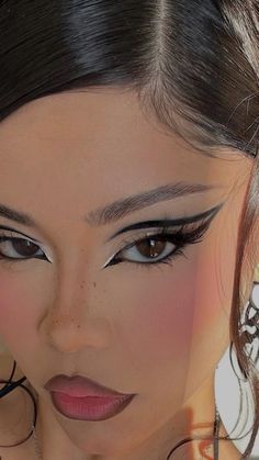 Dark Angel Makeup, Eyeliner Makeup Looks, Dark Fairy Makeup, Y2k Makeup Looks, White Eye Makeup, Club Makeup, Black And White Makeup, Y2k Makeup