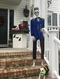 Hotel skeleton bellhop Haunted Hotel Decorations, California Halloween, Skeleton Memes, Skeleton Poses, Halloween Entertainment