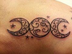 a tattoo on the back of a woman's shoulder that reads boo with stars