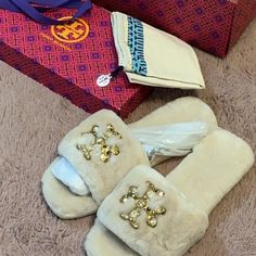 The Luxury Of Comfort! These Cozy Slides Hugs The Foot With Super Soft Shearling On The Band. Your Feet Will Thank You:) Fur Bubble Slides Outfit, Fuzzy Slippers Slides, Tory Burch Slippers, Bubble Slides With Fur, Tory Burch Slides, Fuzzy Slides, Black Fur Slides, Faux Fur Slides, Suede Ballet Flats