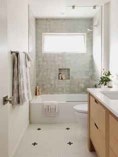 a bathroom with a sink, toilet and bathtub in it's center area