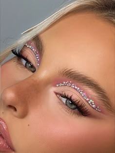 Glitter On Face Makeup, Hair For Coachella, Pearl And Diamond Makeup Looks, Rhine Stone Makeup Looks, Make Up Rhinestones Eye, Makeup Ideas Festival, Makeup With Rinstone, Festival Makeup Glitter Rave Make Up, Glam Makeup Looks Dramatic Glitter