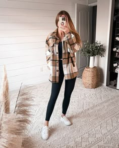 Get this Aesthetic Cozy Fall plaid Minimal sweater/jacket. Visit the website to purchase today. Insulated. WINTER 2023 Women Fall Fashion, Outfit With Flannel Jacket, Shacket Outfit Women Casual, Fall Flannel Outfits Casual Leggings, Flannel Outfits Women Fall, Fleece Flannel Outfit, Styling Flannels Women, Fall Outfits With Shackets, Flannel Women Outfits