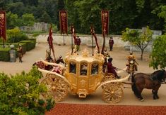 a horse drawn carriage is in the middle of a courtyard