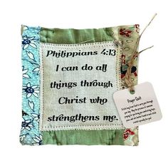 a piece of cloth with a tag on it that says, i can do all things through christ who straightens me