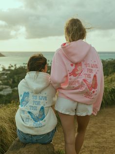 The "To Live For the Hope of it All" Oversized Hoodie is crafted from top-quality fabrics, while having an exquisite embroidery art of fine-detailed butterflies. The Pink Palm patch embroidered above the heart is a symbol of the love and unity within the Pink Palm Puff community, and it's there to remind us all of the warmth we share. Fashion Butterfly, Shirt Streetwear, Butterfly Graphic, Cute Preppy Outfits, Streetwear Casual, The Hope, Hooded Shirt, Preppy Outfits, Oversize Hoodie