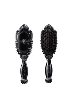 Gothic Makeup Brushes, Items To Own In Your Dr, Goth Makeup Bag, Gothic Makeup Products, Random Belongings, Goth Items, Vanity Essentials, Makup Looks, Goth Things