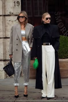 Outfit For Fashion Show Guest, Sheer Skirt Outfit Street Styles, Fall 2023 Street Style, Silver Outfit Ideas, 2022 Street Style, Street Style 2023, Fall Fashion 2022, Silver Pants