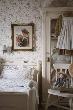 Decorate your nursery room with vintage paintings Todler Room, 1940s Cottage, Vintage Girls Rooms, Toddler Bedroom, Casa Country, Casa Vintage