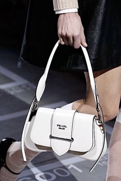 Fall Handbag Trends, Prada Spring, Fall Handbags, Perfect Handbag, Cheap Handbags, Trending Handbag, Vintage Louis Vuitton