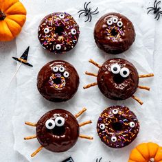 Spooky and Delicious Halloween Party Finger Foods Everyone Will Love - Advice From Nobody Halloween Finger Foods, Halloween Snack Mix, Healthy Halloween Food, Halloween Themed Food, Halloween Popcorn, Halloween Donuts, Edible Decorations, Halloween Treats For Kids, Cute And Spooky