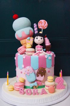 there is a cake that looks like an ice cream cone and cupcakes on it