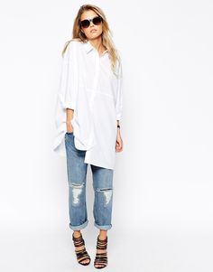 Oh hello piece of beauty!! This white oversized shirt is a beaut, I love how long it is and the dropped shoulders! Throw it on any pair of jeans, finish off with flats and a bright lippy - so cool! Loose Shirt Dress, White Shirts Women, Cooler Look, Womens Long Sleeve Shirts, Fashion 2017, Casual Blouse