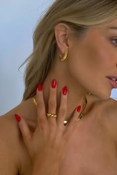 Red Nails And Gold Jewelry, Rich Girl Nails Aesthetic, Summer Red Acrylic Nails, Red Nails Gold Jewelry, Nails For Gold Jewelry, Nails With Gold Dress, Nails With Gold Rings, Light Red Nails, Good Rings