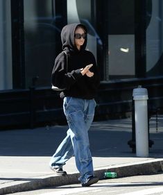 Black Hoodie Outfit Casual, Baggy Blue Jeans Outfit, Baggy Hoodie Outfit, Style Sambas, Ootd Airport, Off Duty Aesthetic, Black Adidas Sambas, Adidas Shoes Black, Samba Style