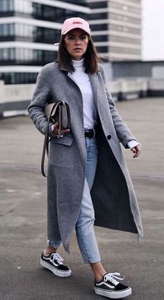 Lleva con mucha inteligencia y elegancia una de las prendas más adecuadas para el otoño/invierno. Sigue leyendo y conoce 10 maravillosos outfits juveniles con abrigo que te harán estar extra protegida en el clima de los siguientes meses. #outfits #abrigos #juveniles #épocadefrío #otoño #tendencias #moda #belleza Grey Coat Outfit, Outfits Juveniles, Grey Coat, Coat Outfits, Autumn Outfit, Fall Fashion Outfits, Black Sneakers