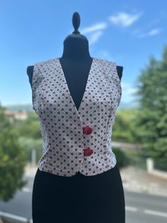 A touch of freshness and femininity with our 100% cotton women's vest! The delicate floral pattern on a white base makes this garment perfect for adding a touch of sweetness to your summer outfits. Lightweight, versatile and natural, it is the must-have of the season for those who love a romantic and refined style. Romantic Woman, Refined Style, Women's Vest, A Romantic, Dress Clothes For Women, Womens Vest, Festival Season, Must Haves, Floral Pattern