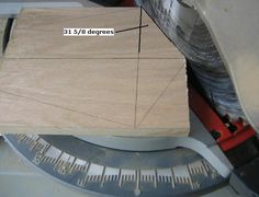 a piece of wood is being cut into pieces with a circular sawtoothing tool