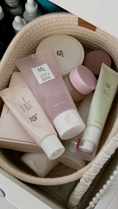 Clean Girl Skincare Products, Pink Aesthetic Skincare, Korean Routine, Skincare Routine Aesthetic, Koleksi Makeup, Korean Skin Care Routine, Moisturizing Face Cream