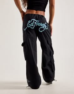 Take your Y2K outfit to the next level with the Ed Hardy Dragon Cargo Pants. These wide-fit women's pants feature printed Ed Hardy graphics, spacious cargo pockets, and elasticized cuffs. Printed graphics Elastic waist Cargo pockets Wide fit Elasticized cuffs with adjustable drawcord Ed Hardy Set Outfit, Ed Hardy Sweatsuit, Ed Hardy Clothes, Ed Hardy Sweatpants, Graphic Jeans, Ed Hardy Dragon, Ed Hardy Black Cargos, Ed Hardy Womens Clothes, Baggy Sweatpants