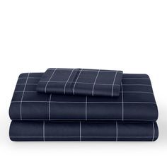 the sheet set is made from dark blue and white squares