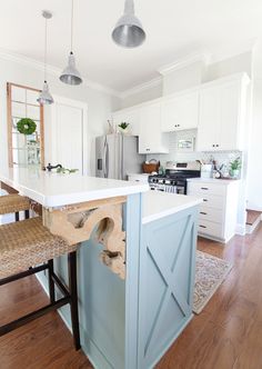 an island in the middle of a kitchen