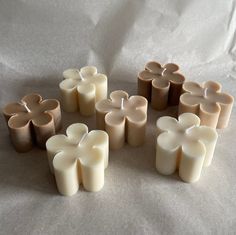 several candles are arranged in the shape of bows