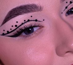 Black And White Make Up Look, Fun Eyeliner Looks, Artistic Eyeliner, Eyeliner Asian, Art Eyeliner