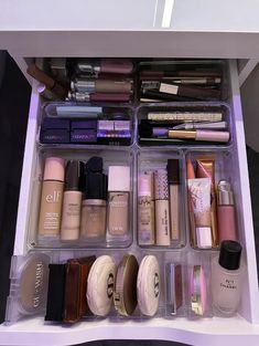 Clear Organizers, Organized Makeup, Vanity Inspo, Rangement Makeup, Makeup Beauty Room, Makeup Collection Goals, Aggressive Behavior, Passive Aggressive Behavior, Beauty Room Vanity