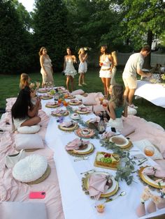 #birthdayideasforwomen  #23bday #picnic #girlyaesthetic Girly Backyard Party, Outdoor Picnic Birthday Ideas, Outside Birthday Dinner, Girls Picnic Ideas, Ladies Party Ideas, Beige Birthday Theme, Picnic Bday Party Ideas, Teenager Birthday Party Ideas, Backyard Picnic Ideas