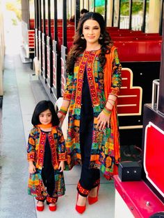 https://pin.it/2v8PZs4tx Outfits For Mothers, Mom And Daughter Dress, Mom Daughter Outfits, Daughter Dress, Mommy Daughter Outfits, Mothers And Daughters, Mother Daughter Matching Outfits, Fashion Show Dresses, Mother Daughter Outfits