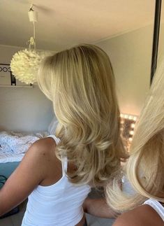 Cute hair, trendy hairstyles, Scandinavian style, hairclip hairstyle, winter hair, Christmas hair, Scandinavian Blonde, Hair Christmas, Hairstyles 2024, Hair Inspiration Long, Viral On Tiktok, Long Blond, American Threads, Blowout Hair