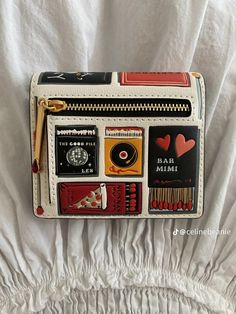 Inside My Bag, Purse Essentials, Cute Wallets, Pretty Bags, Purse Accessories, Bits And Bobs, Things To Buy